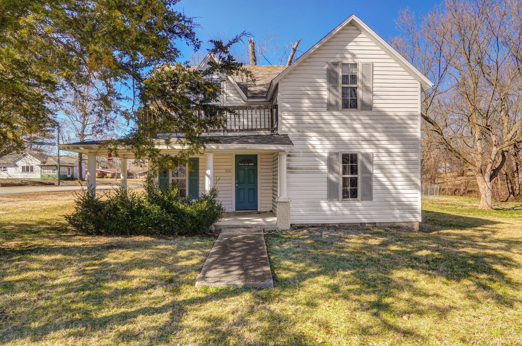 Turn of the century charmer on large corner lot. 3 bedrooms, 1 bath and formal dining room. Eat- in kitchen with dishwasher and refrigerator. Property is eligible for 100% financing.Seller is a licensed real estate agent in Missouri.