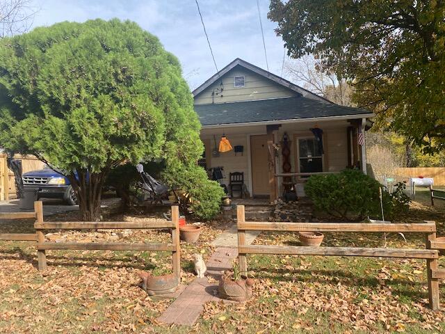This two bedroom, one bathroom home is located right off 160 - providing easy access to shopping, dining, and entertainment. Just a little over a mile from North Terra Golf course, and less than a mile to the elementary, middle, and high schools, this property is now active in an online auction you don't want to miss! Auctions offers can be presented 01/08-10/2023. All offers must be submitted through the property's listing page on www.auction.com. The sale will be subject to a 5% buyer's premium pursuant to the Auction Terms and Conditions (minimums may apply). All auction bids will be processed subject to seller approval. Property is sold as-is. Neither the seller nor the listing broker makes any representations or warranties as to the accuracy of this listing data sheet. Buyer and Buyers Agent to do their own due diligence.