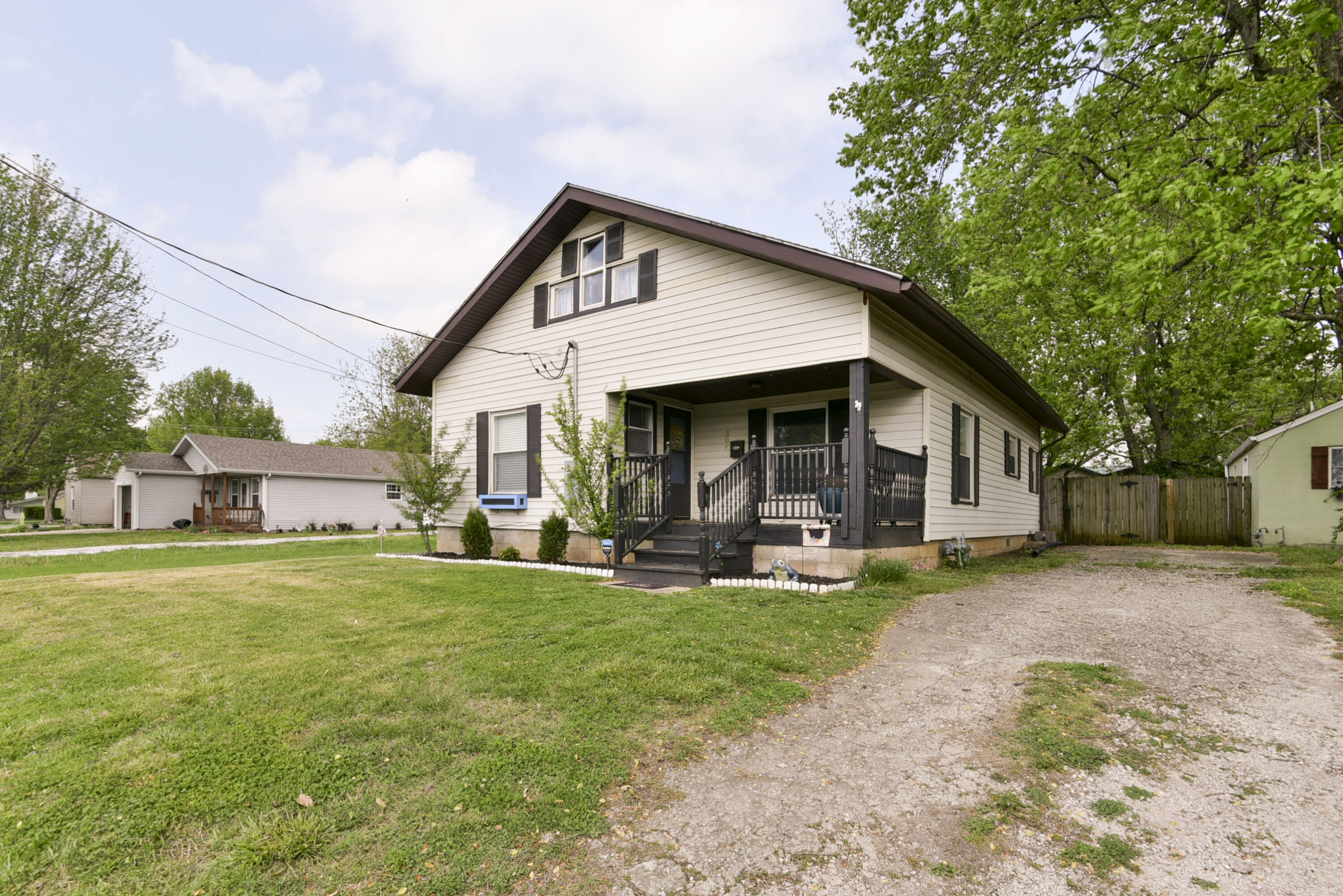 Don't miss this quaint, charming home in the middle of Republic near everything! Walk your grade school age children to school everyday! It features 2 bedrooms and 1 and 1/2 bathrooms and a bonus room/3rd bedroom upstairs with plenty of storage space.