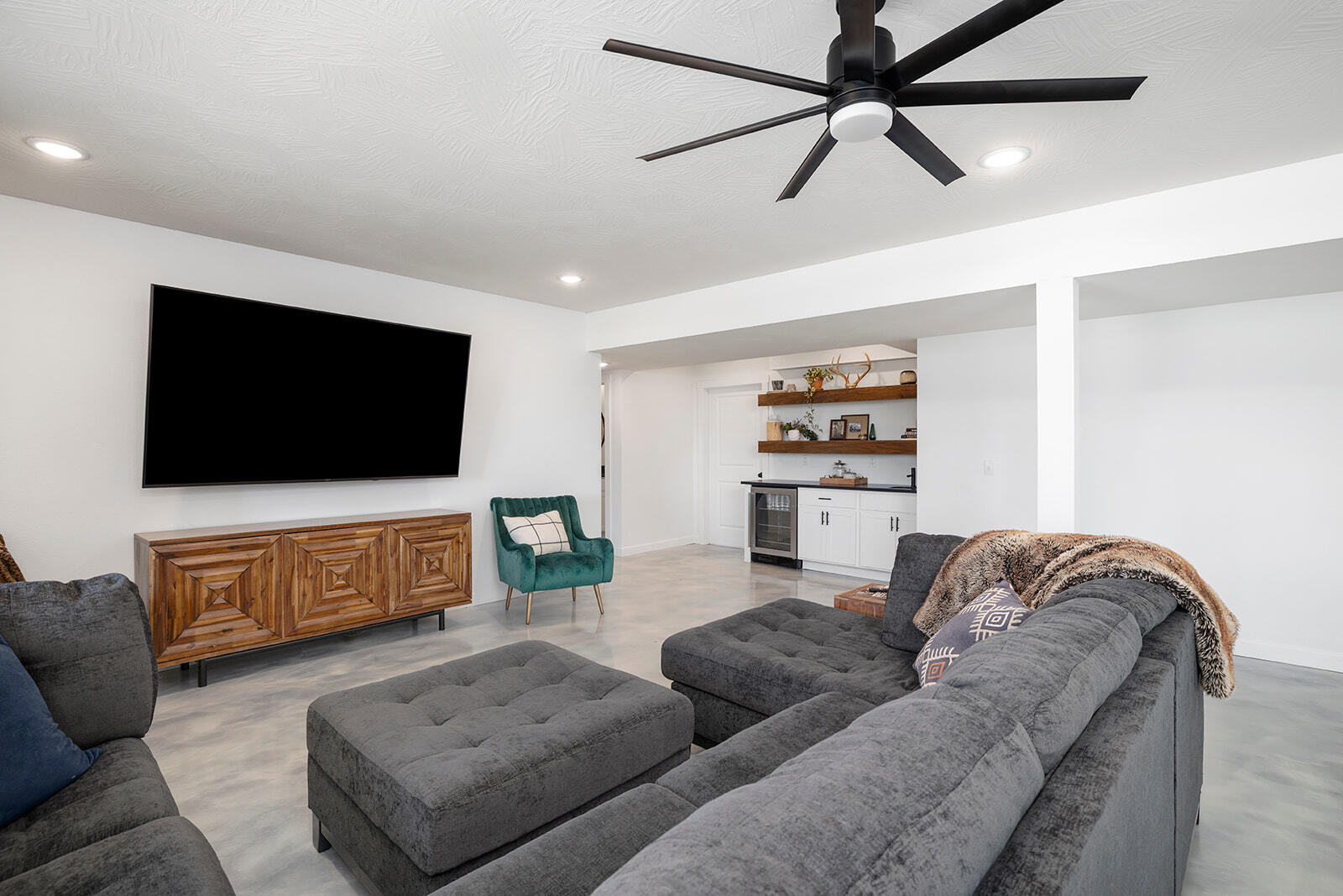 The Lakes Wild Horse - Residential