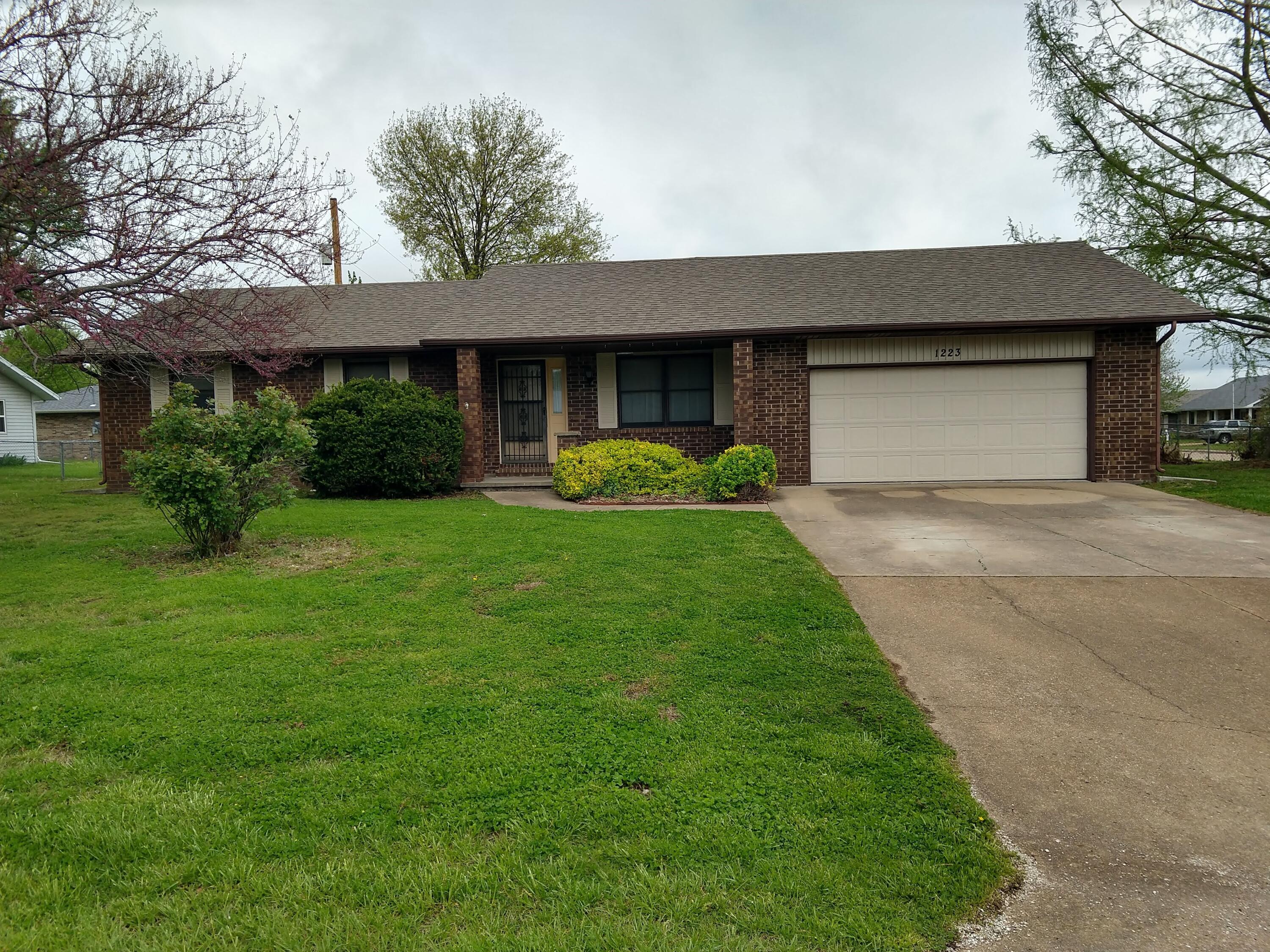 nice mat. free home in bolivar corner lot 16x20 shop with 220 eletric home will get a new roof do to hail storm shop will also recieve a new roof