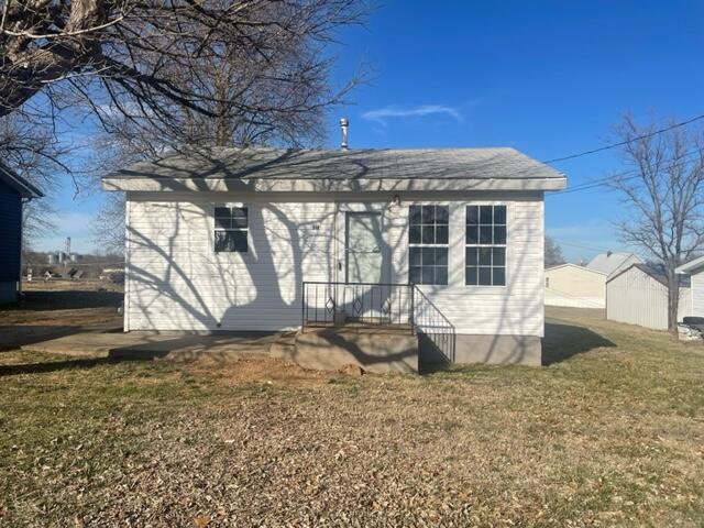 A nice one bedroom and one bathroom little home.It would make a good rental investment property or to use for your summer vacation with close access to Stockton Lake you can be fishing in no time! Very clean neighborhood. Property Sold as is.