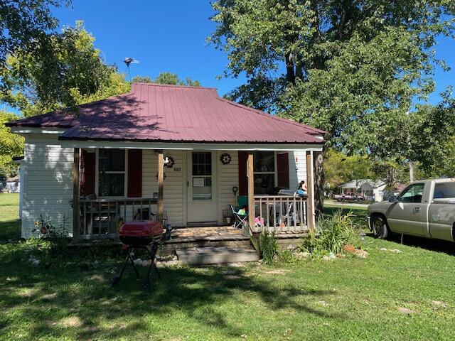 This cute farm house style home is now active in an online auction. Featuring white vinyl siding, a metal roof, and conveniently located less than a mile from Randel-Hinkle Municipal Golf Course, and a quarter-mile  from Mayberry Park, this is not an auction to miss. Auctions offers can be presented 02/11/2023 08:00 CST-02/14/2023 15:00 CST. All bids should be submitted at www.xome.com/auctions (void where prohibited). All properties are subject to a 3% buyer's premium, and bidding is pursuant to the Xome Auction Participation Agreement. Property is sold as-is. Neither the seller nor the listing broker makes any representations or warranties as to the accuracy of this listing data sheet. Buyer and Buyers Agent to do their own due diligence.