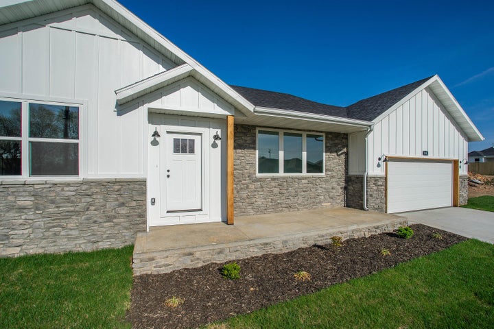 Photo 1 of 33 — 1226 N London Place, Republic, MO 65738