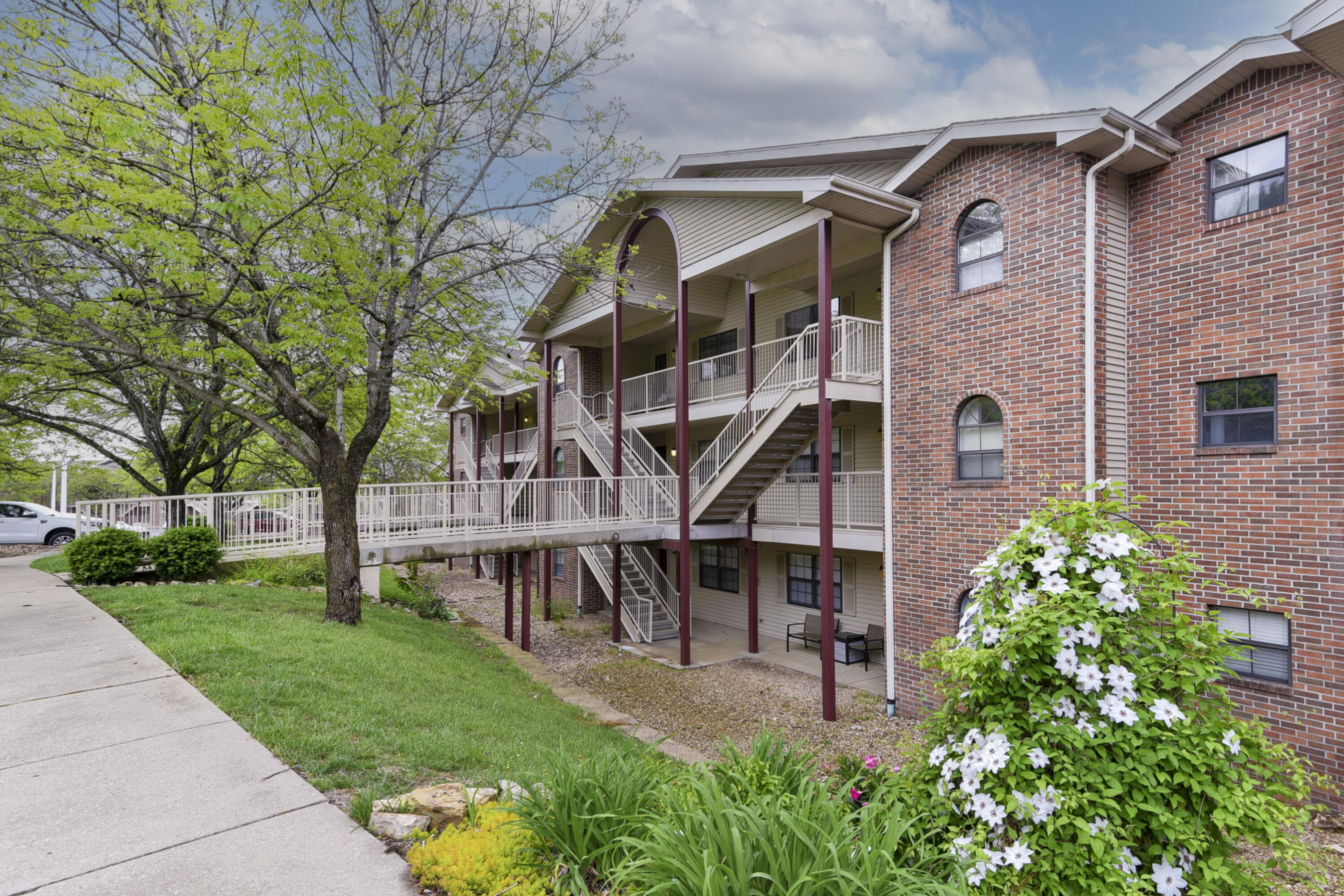 GREAT DEAL! Beautiful 2 bedroom/2 bath Condo located in the Heart of Branson. Beautifully remodeled and comes fully funished! Should not last long! Located in the highly desirable Foothills of Thousand Hills. Over 1,400 sq. ft. of generous space. Just a short walk to the clubhouse, and the Indoor and Outdoor Pools. Condo is ready for full time living, nightly, or long term rental. Currently used as a nightly rental and owners vacation home. High income potential! LOW HOA dues. The Foothills amenities include a clubhouse, an indoor pool and hot tub, an outdoor pool, a fitness room, and a sauna.   Hurry, come and see this great buy and opportunity in the coveted area of the Foothills of Thousand Hills!