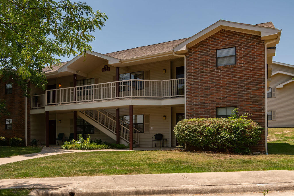 Beautifully updated with wide plank wood vinyl floors and fireplace. Top floor so no one above and vaulted ceilings. Fully FURNISHED and ready to be your vacation rental investment or personal residence. The Foothills allows self-management or use of any 3rd party VR company. Ideal investment opportunity located in central Branson area with easy access to shopping, restaurants, theaters & Thousand Hills Golf Course. HOA includes pool, trash service, common area & bldg maintenance & insurance.