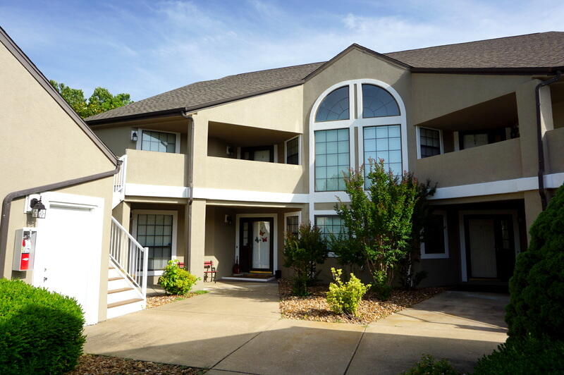 GREAT CONDO LOCATED IN BEAUTIFUL POINTE ROYALE ON QUIET CUL-DE-SAC.THIS CONDO IS 2 BEDROOM AND 2 FULL BATHS WITH NEW BERBER CARPET & KITCHEN LINOLEUM FLOORING, AN ELECTRIC FIREPLACE, LARGE LIVING ROOM/DINING AREA, WET BAR AND SCREENED IN DECK OVERLOOKING THE 11TH FAIRWAY. IT ALSO COMES WITH A ONE CAR GARAGE, INCLUDING A GOLF CART, GOLF CLUBS & EQUIPMENT & FISHING RODS & FISHING EQUIPMENTS. A MUST SEE!