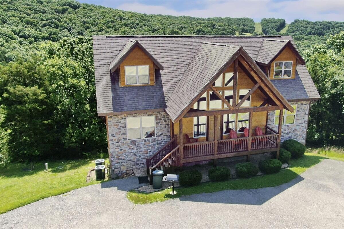6 bedroom 6 bathroom lodge close to Silver Dollar City.This lodge has a strong track record for generating income.Sold turn key with all furnishings and everything needed to start making $$.