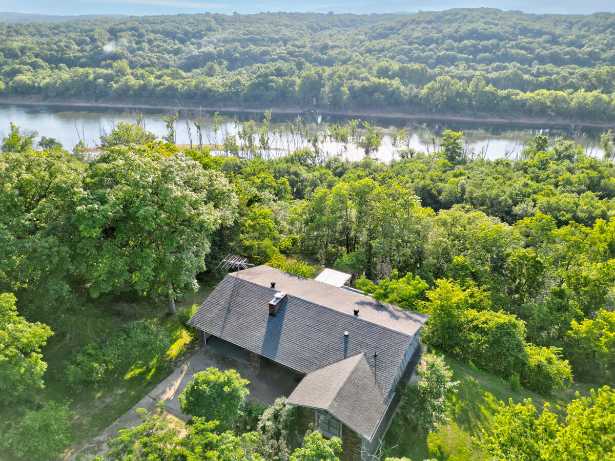 Looking for that perfect fixer upper?! This is your opportunity to own a beautiful Bull Shoals' lakefront/view home! 3 bed/3 bath, workshop space, lots of storage, and a 3-car garage. Just 15 minutes from Branson!