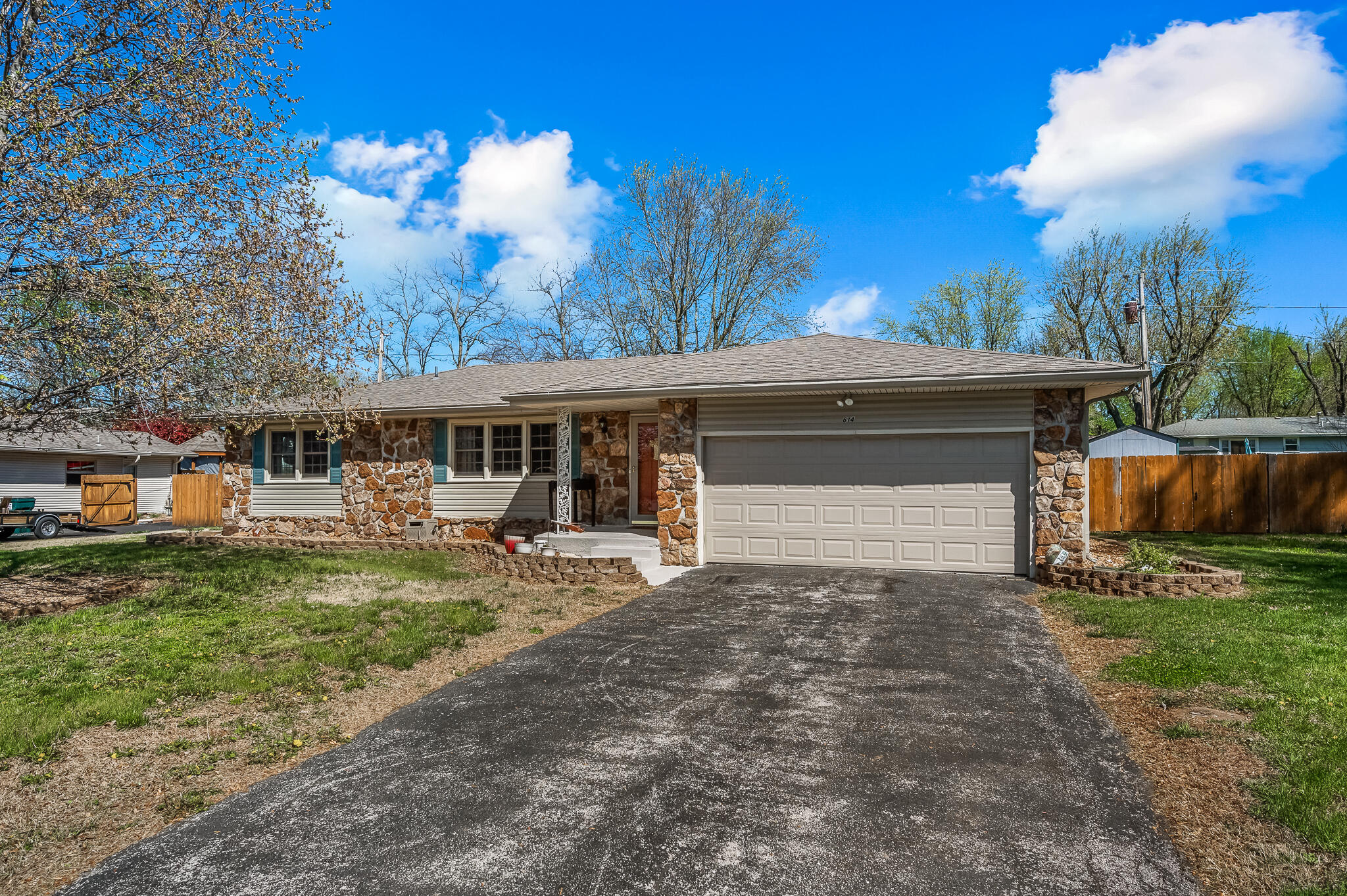 Come take a look at this cute 3 bed 1.5 bath 2 car garage home in Willard.