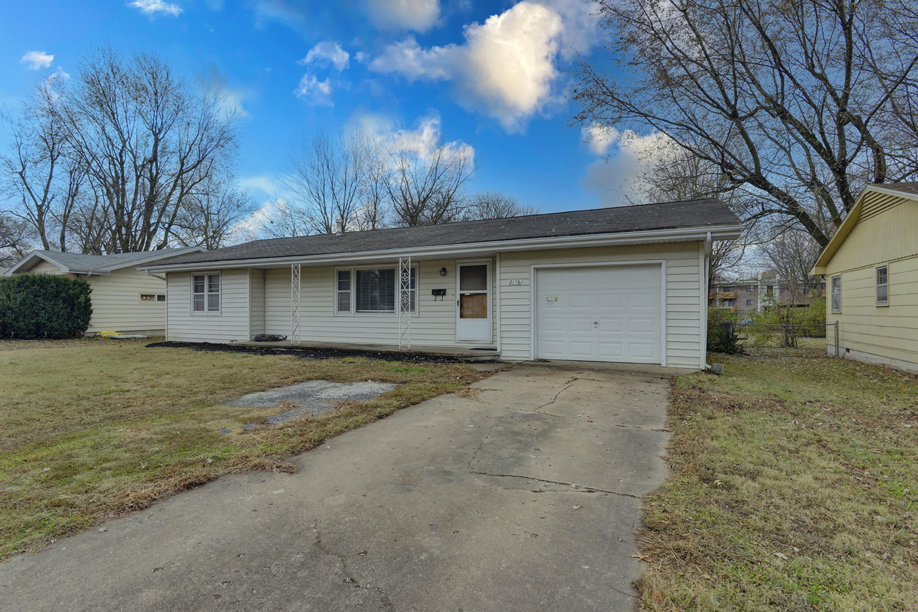 Perfect starter home, downsizing home or investment property! Home Warranty included!