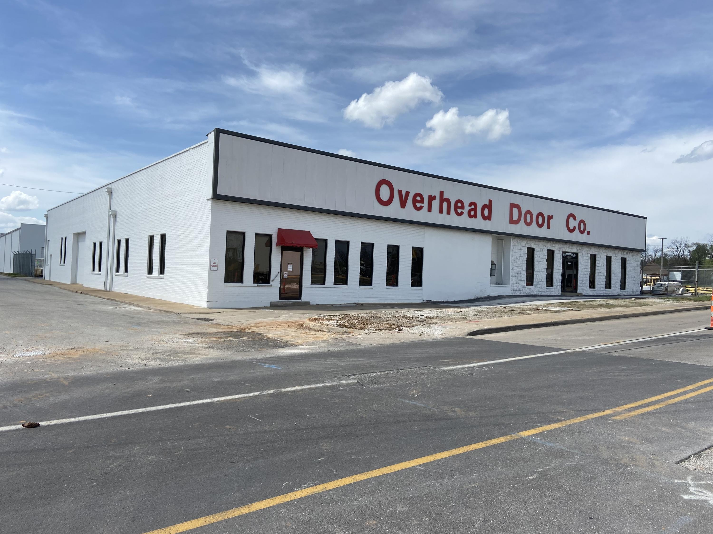 Retail Sales office and warehouse facility excellently located along the SW corner of Chestnut Expressway and Grant Avenue. This fully fenced property consists of a main building with approx. 15,806 sf of retail sales/showroom, multiple offices, parts room, conference room, break room, 3 restrooms and 2 inclusive warehouses with variable joist heights. Warehouses have 3 ground level overhead doors (21'w x 12'h - 7'w x 10'h - 12'w x 14h'). There is an additional free standing unheated warehouse built in 1988 of approx. 9,900 sf with 3 ground level oh doors (10'w x 12' h - 16'w x 14' h - 10'w x 10' h) also five 8' x 8' dock doors (3 w/levelers). Ceiling is approx. 18' to joist. Electric service only. Zoning is both ''CS'' Commercial Services and ''IC'' Industrial Commercial. Current tenant lease through June 15, 2025.This listing also includes parcel #881314430041 which  is a 28,828 sq ft parking lot across the street at 714 W Chestnut St. Zoning is both ''CS'' Commercial Services and ''IC'' Industrial Commercial. Currently both properties are Tenant occupied. Call agent for NDA for Lease Information.Please don't disturb Tenant 'OVERHEAD DOOR'. Call agent for appointment, 24 hour notice with listing agent required. Contact agent for Owners names on all offers.