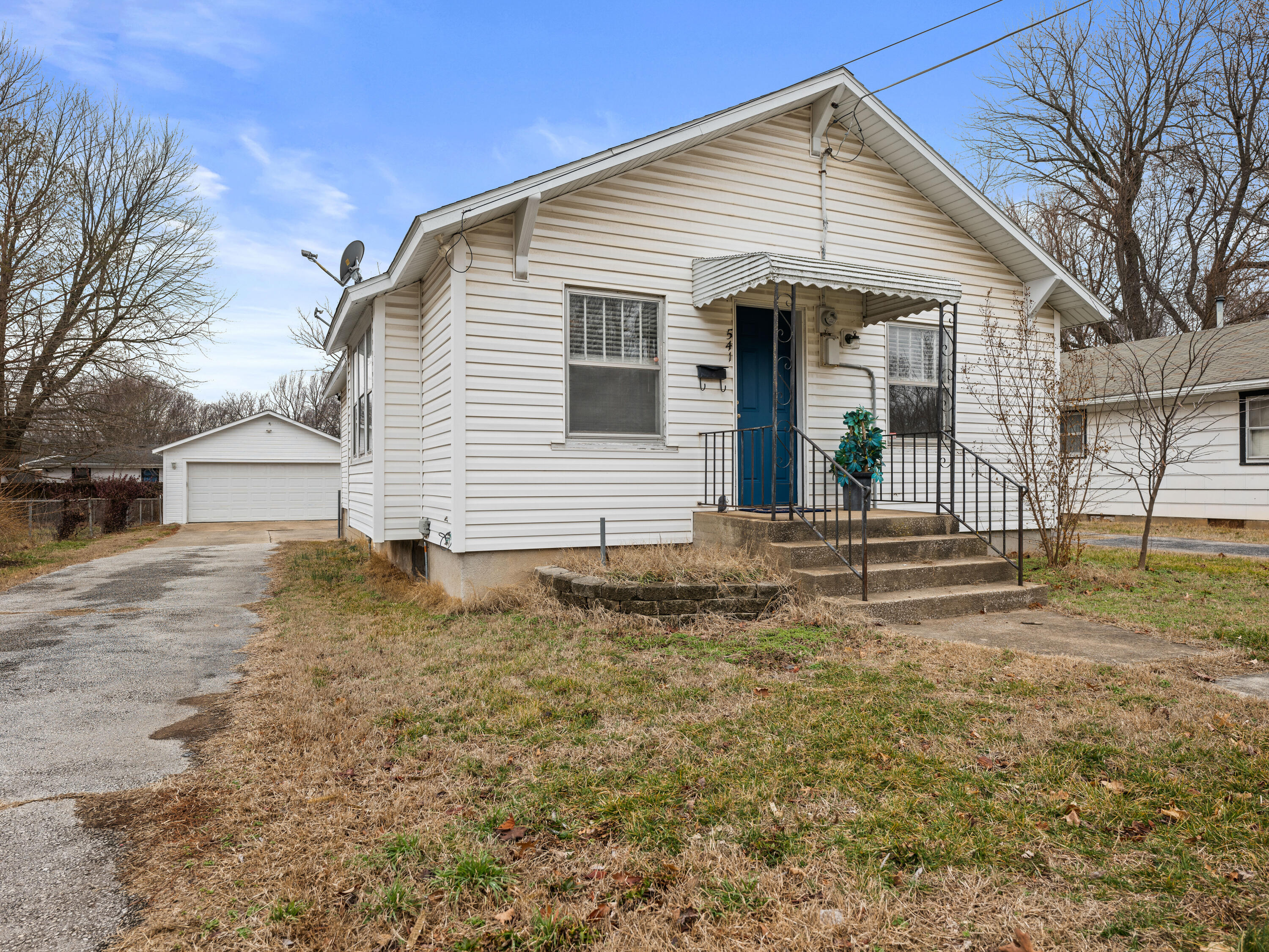 BACK ON MARKET NO fault of Seller...In the heart of Springfield, you'll find this cozy artist cottage! Located just 2 blocks from College Street, where you can find all the local restaurants and entertainment. 8 min drive to any of the Major Universities ( OTC, Drury, Missouri State) ! There are 2 bedrooms, a large full bathroom and absolutely gorgeous hardwood flooring. (Bonus: half bath in basement) Plenty of cabinets, plus a gas stove, fridge, and pantry to prepare and cook meals! There are so many windows in this house, adding just the right balance of light. In addition, the backyard has a covered patio, as well as a two-car detached garage! Don't miss your chance to see this amazing home!