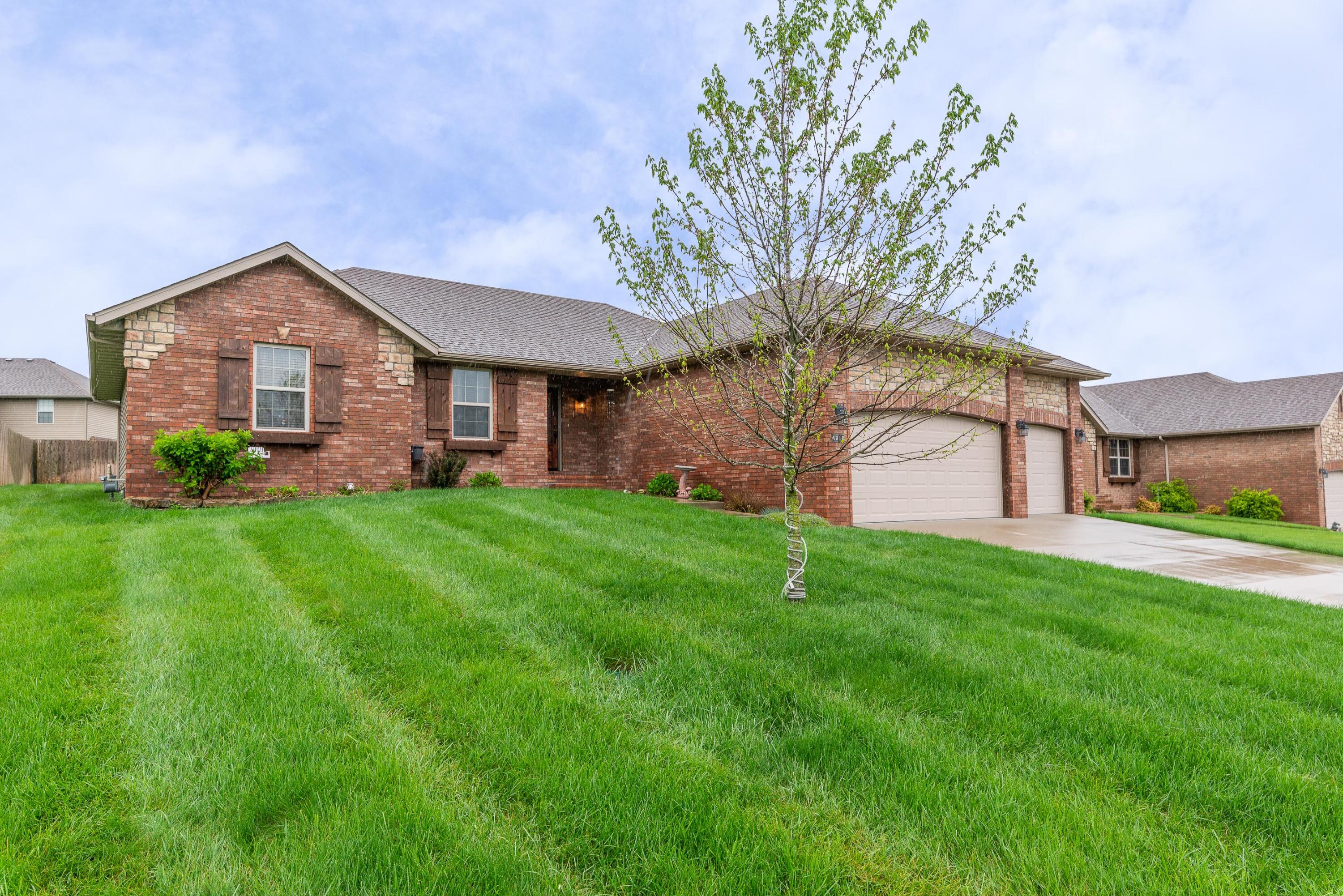 Beautiful Vintage Hills single level home, walk to the community pool!  This open floor plan home located in a desirable subdivision is sure to please!  Vintage hills offers walking trails and an upscale pool and clubhouse, as well as basketball courts, just a short walk from the home. Split floorplan with 4 bedrooms!  Master suite offers double sink vanities and a walk-in shower. Huge walk-in closet. The kitchen has gorgeous wood cabinetry and granite counters with the fridge staying! The island offers bar seating. Kitchen and dining area have hardwood floors. Corner fireplace in living room. Kitchen/ dining and living areas are all open to eachother, great for entertaining. The laundry room has an additional storage pantry and shelving.  Covered back patio area and partially fenced back yard. Willard Schools.  Vintage Hills offers something for everyone. Come see why this neighborhood will be at the top of your list!