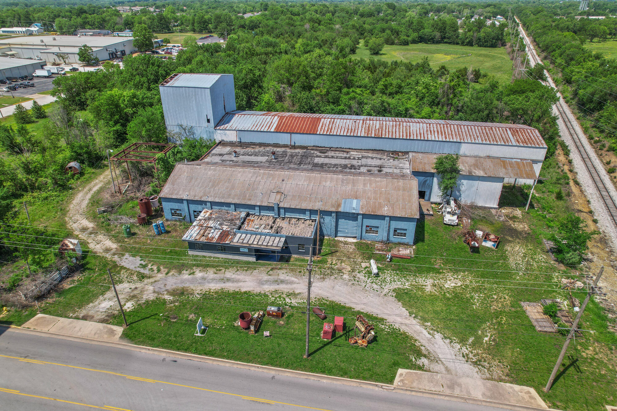4.9-acre property with a free span warehouse space that totals 31,299 sqft, 20-30 ft ceiling heights, located in Carthage's Enhanced Enterprise Zone Tax Credit Program. Currently zoned heavy industrial, near a railroad. The property was formerly used as a large tank manufacturing plant.  The tank manufacturing equipment is currently still located on the property. The property is available to sell with or without tank/steel manufacturing equipment. This property can be bought with all the equipment inside. All or part of the property can be leased at $2.40/sqft, gross lease. The roof currently leaks. There are loading docks and multiple overhead doors.