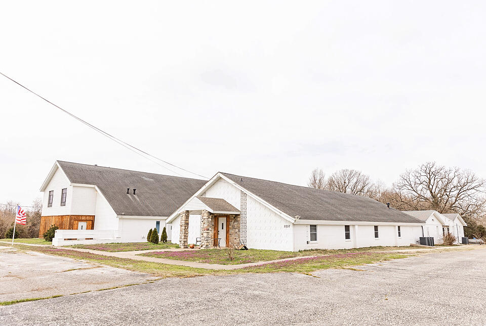 Large church building ready for its new owners. 2 chapels, 6 suites, 2 kitchens, large entertaining area with a bar and outside access. Over 21,000 square feet. Owners have turned  approximately 2300 square feet into living space. Property sits on 3 acres so all businesses need to get a variance from the County.