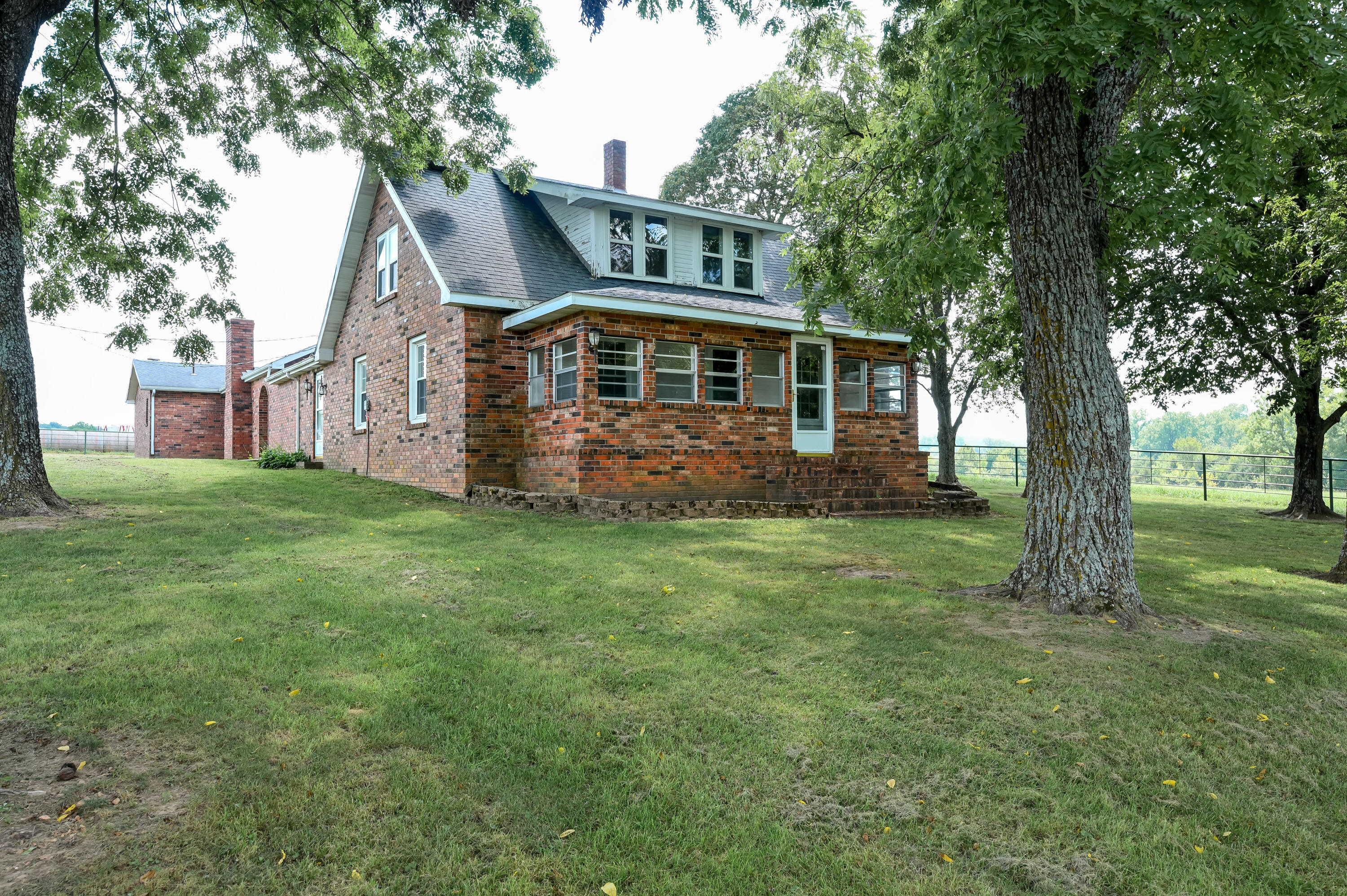 120 A M/L farm in Greene County. Great for a cattle farm or development! Home is all brick with a breezeway that leads to a bunk house or another living area! Detached 2 car garage.Barn is 40 x 60, gravel floor, electricity and sliding door. All welded fences stay. Pipe fencing around the front and the front pasture.