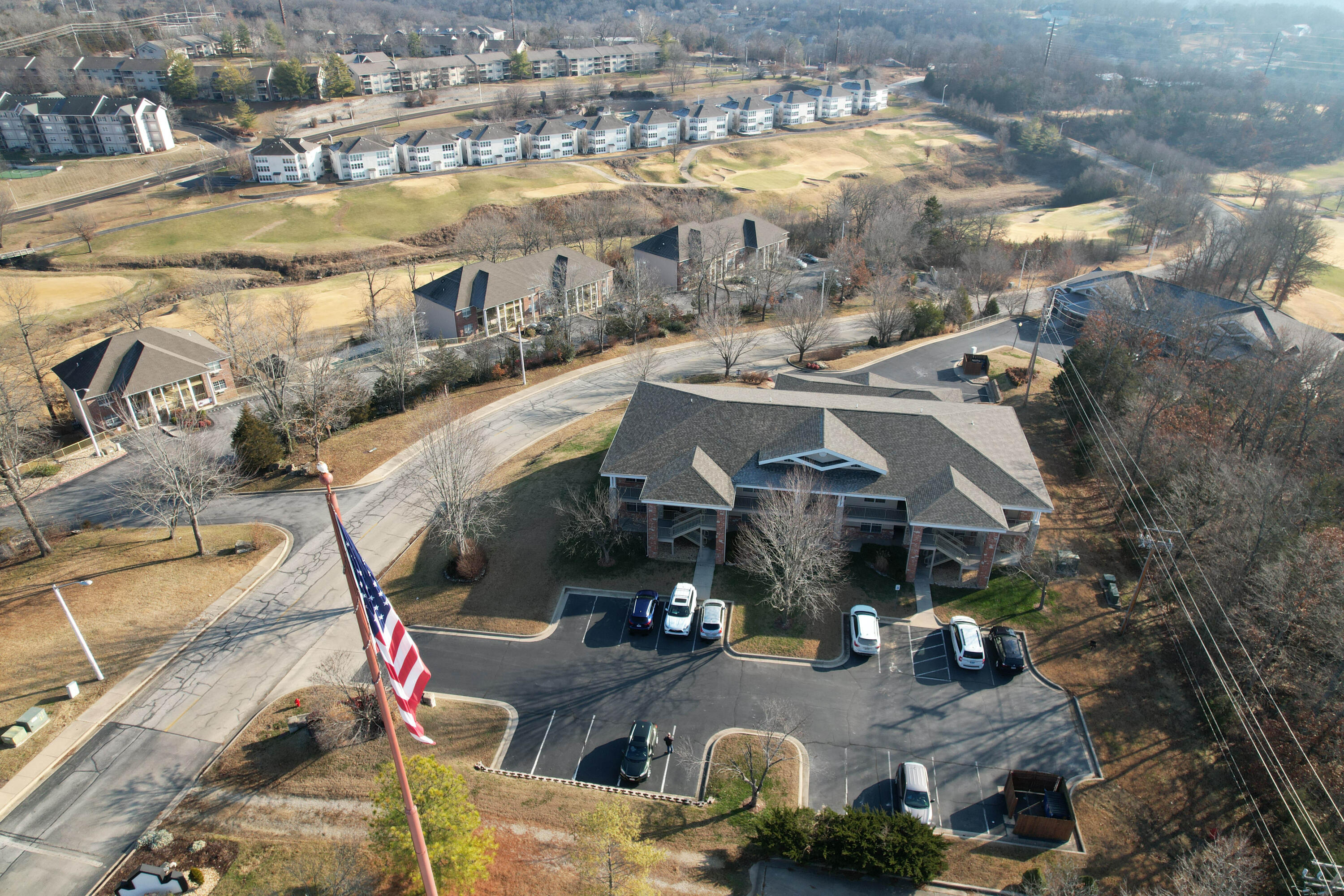 Thousand Hills at Tuscany Place, Great Investment Property in Golf Course Community with Subdivision Pool and Community Center. this is one of the few 1 bedroom units with spacious heated  sunroom and open kitchen great room floor plans. It comes fully furnished and is perfect for over night rentals or your own private oasis near entertainment shopping and the lake.