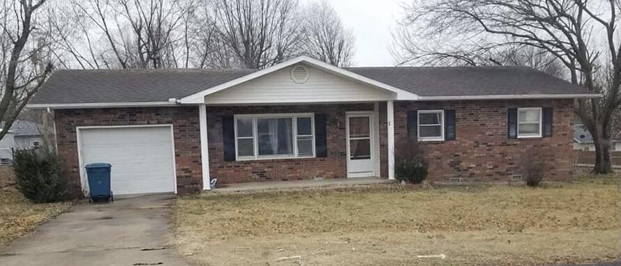 Great 3 bed 1.5 bath starter home is located in the middle of town on a corner lot!! Waiting for its new owners! Close to Monett Elementary School. Chain link fenced back yard ready for your pets. Priced to sell, perfect for your family. Schedule your private showing today!