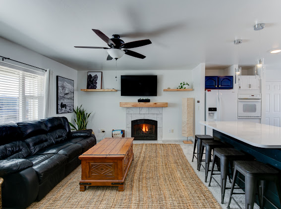 305 Lathrop Street W