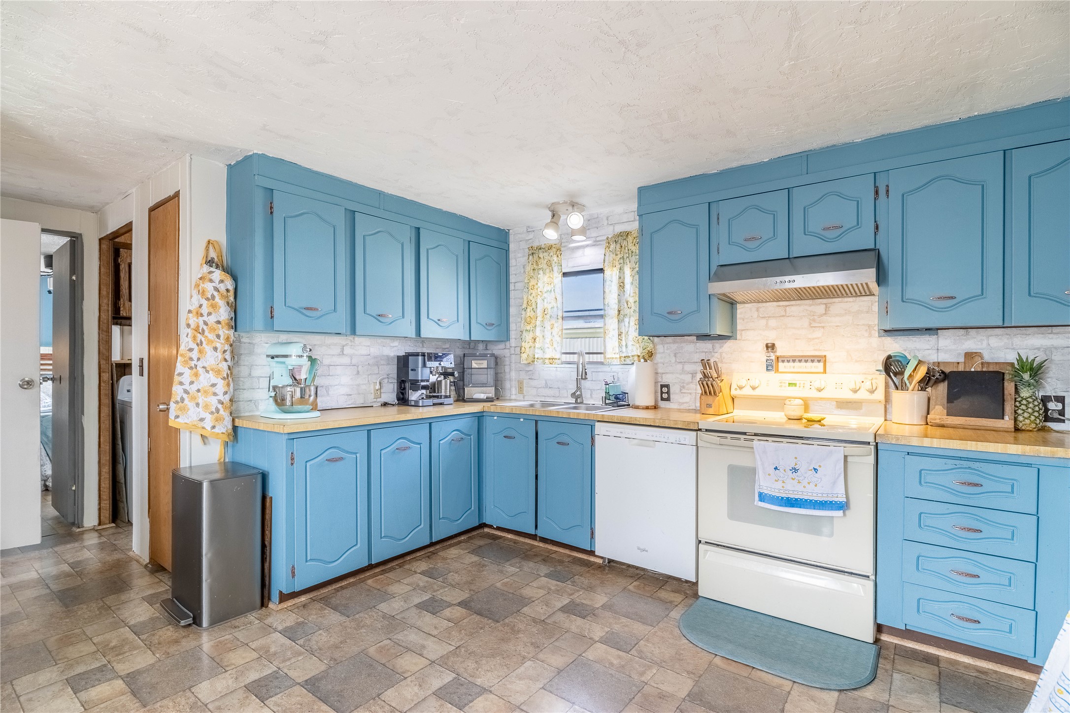 1805 Joslyn Street 11