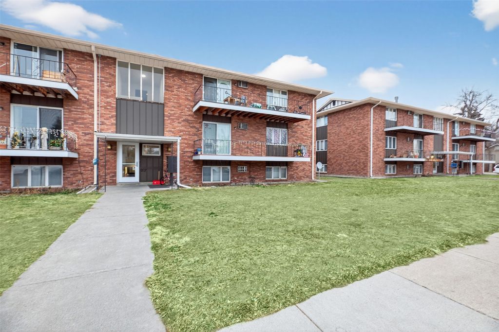 Photo of 1721 9th Avenue S, Great Falls, MT 59405 (MLS # 30062199)