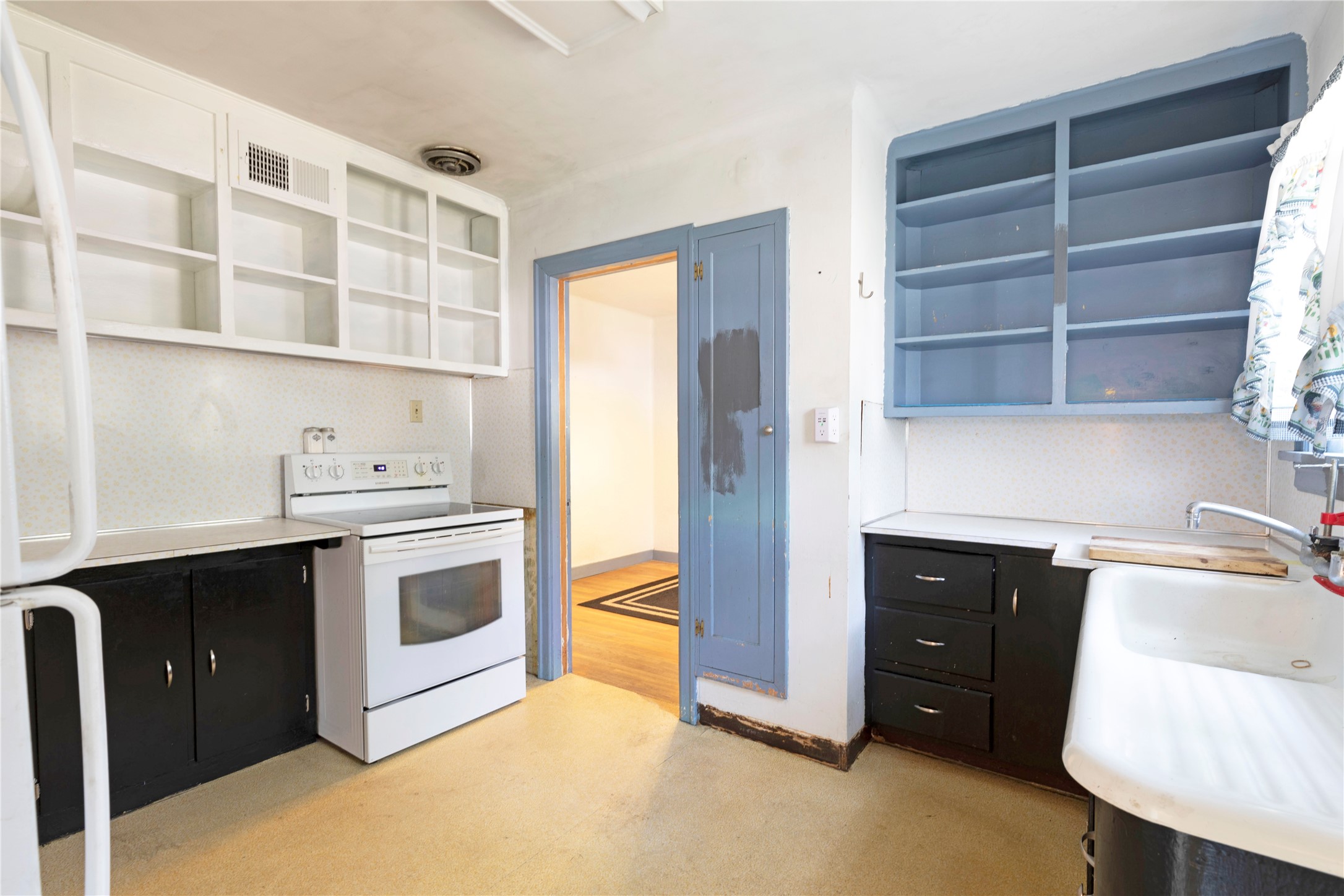 Missoula, Montana 59801, United States, 3 Bedrooms Bedrooms, ,2 BathroomsBathrooms,Residential,Pending,51526