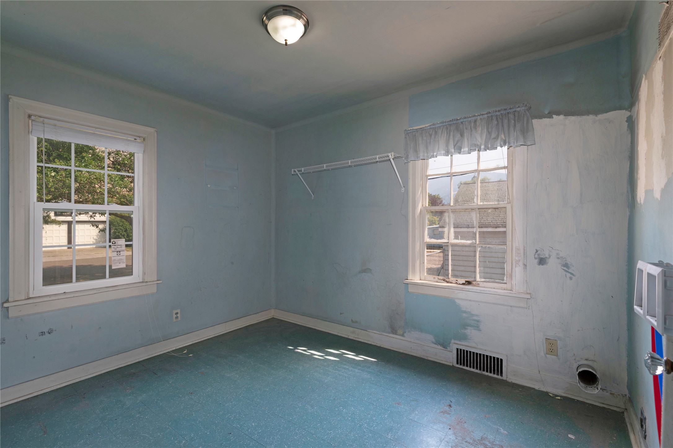 Missoula, Montana 59801, United States, 3 Bedrooms Bedrooms, ,2 BathroomsBathrooms,Residential,Pending,51526