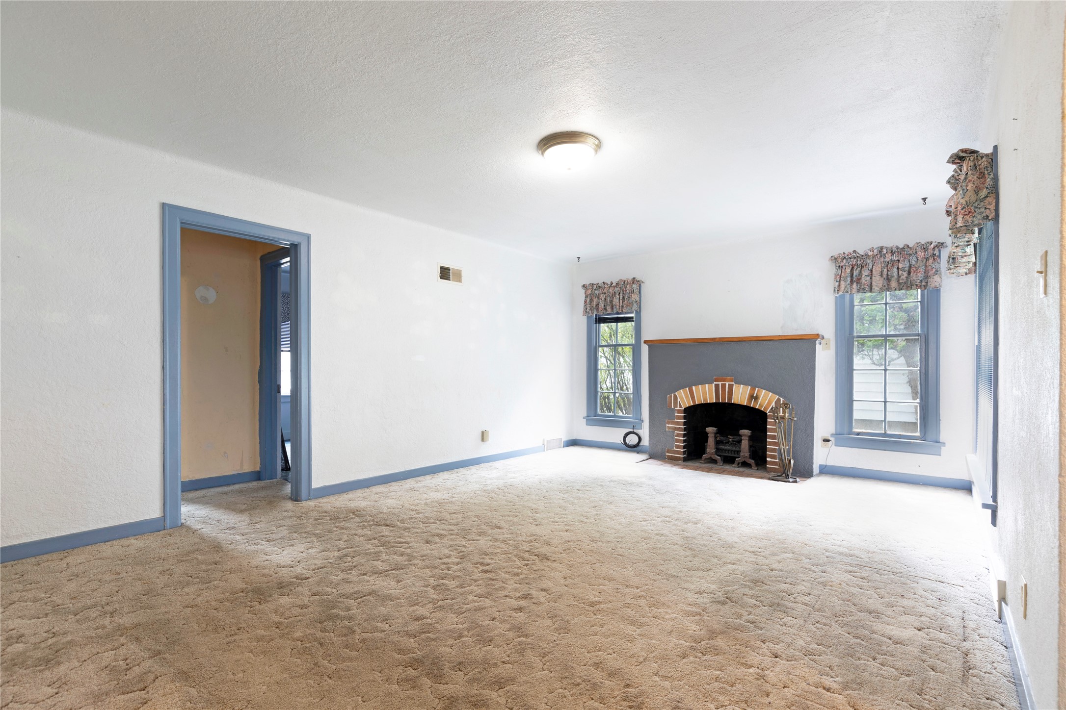 Missoula, Montana 59801, United States, 3 Bedrooms Bedrooms, ,2 BathroomsBathrooms,Residential,Pending,51526