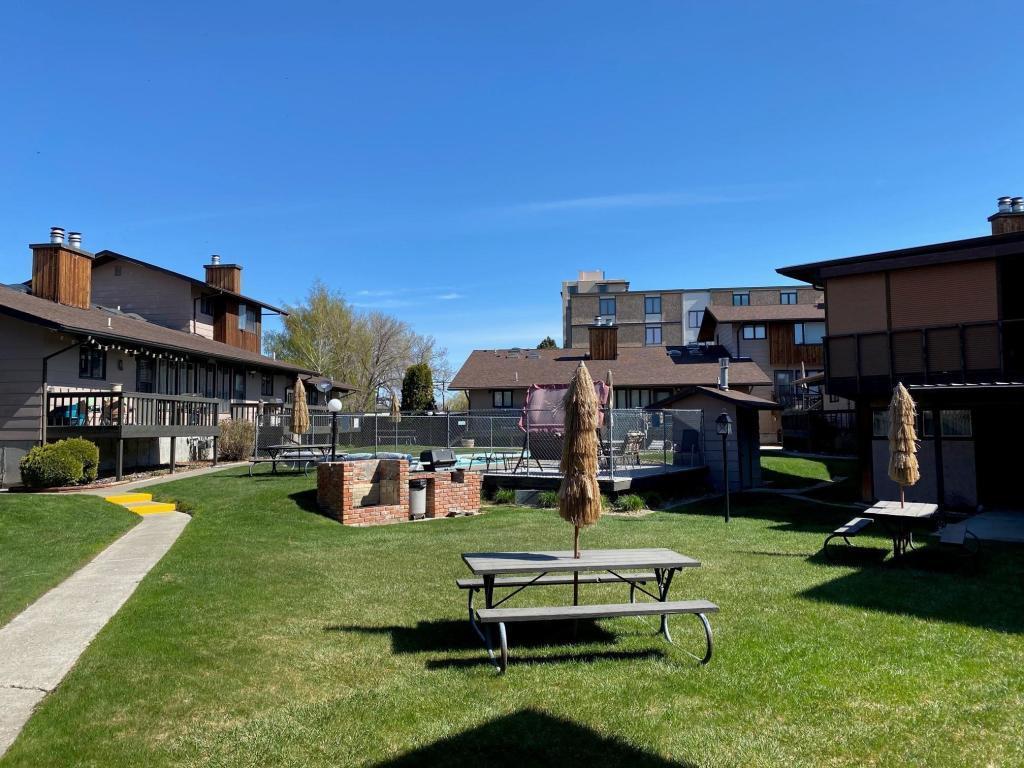1546 Meadowlark Drive 9