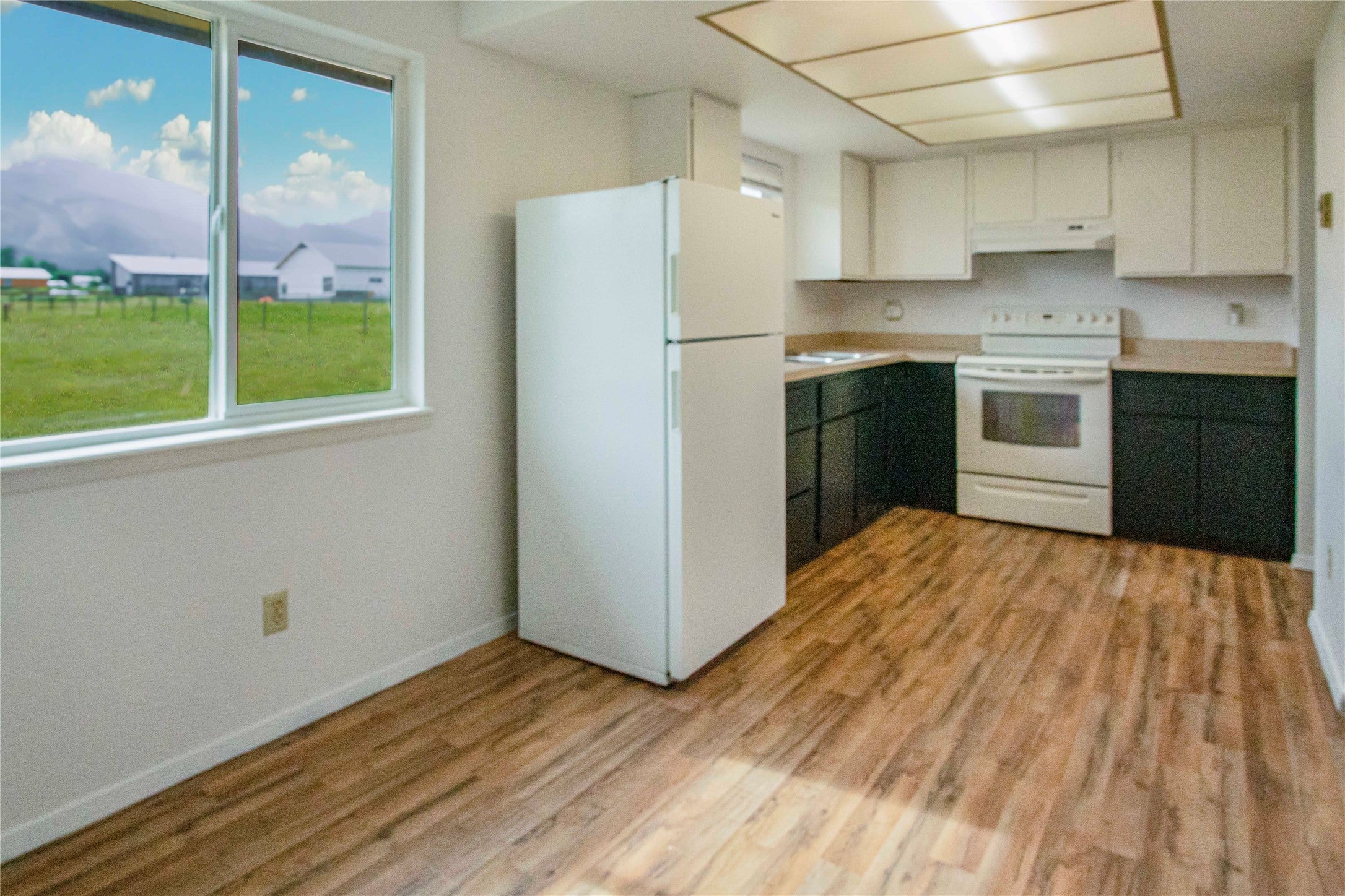 323/325 W River Road - Photo 2