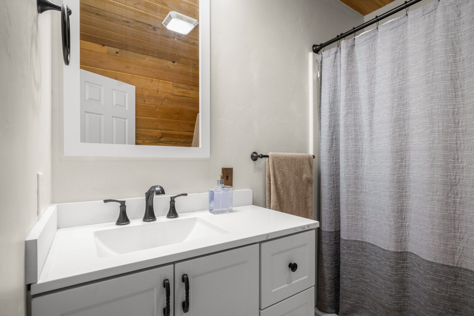 Polson, Montana 59860, United States, 6 Bedrooms Bedrooms, ,5 BathroomsBathrooms,Residential,Active,236796