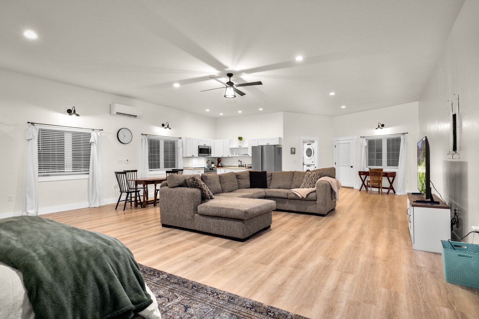 Polson, Montana 59860, United States, 6 Bedrooms Bedrooms, ,5 BathroomsBathrooms,Residential,Active,236796