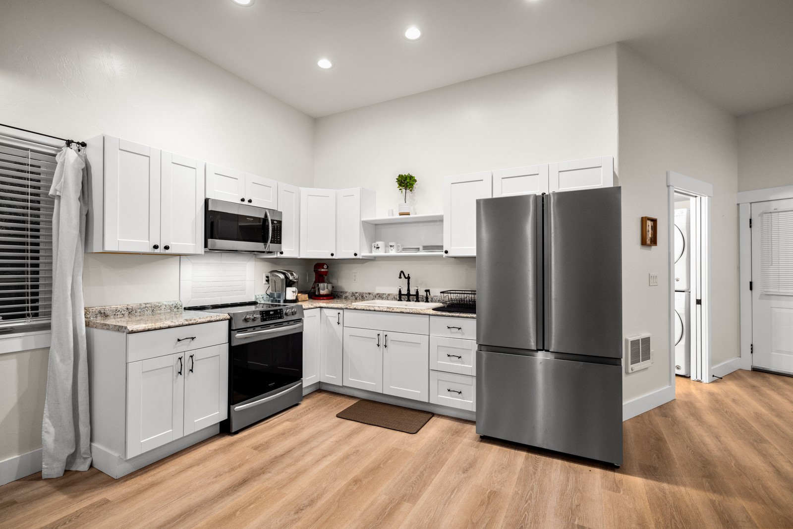 Polson, Montana 59860, United States, 6 Bedrooms Bedrooms, ,5 BathroomsBathrooms,Residential,Active,236796