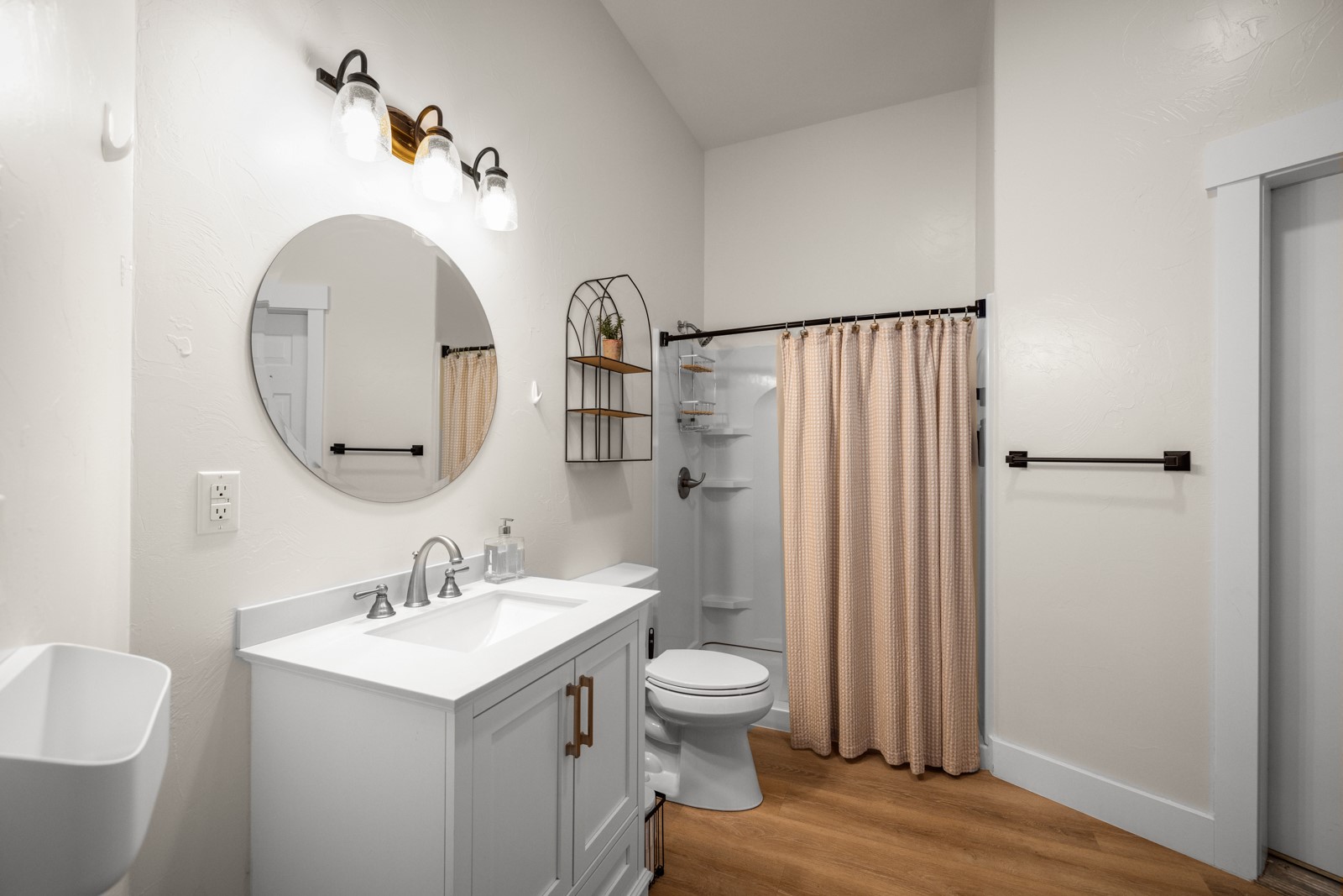 Polson, Montana 59860, United States, 6 Bedrooms Bedrooms, ,5 BathroomsBathrooms,Residential,Active,236796