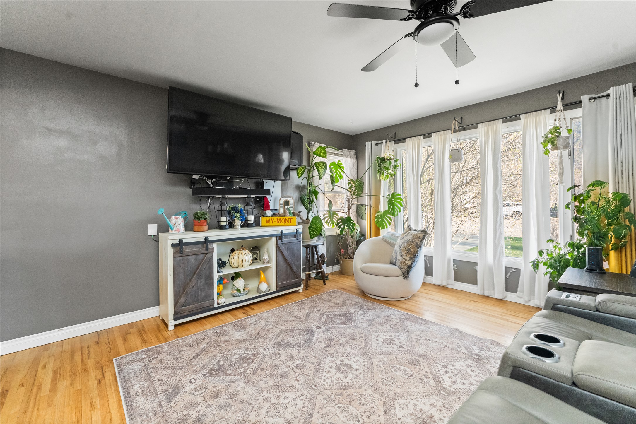 216 Smelter Avenue NW