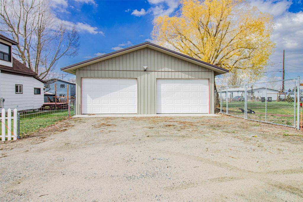 Photo of 1335 Iowa Avenue, Butte, MT 59701 (MLS # 30070105)