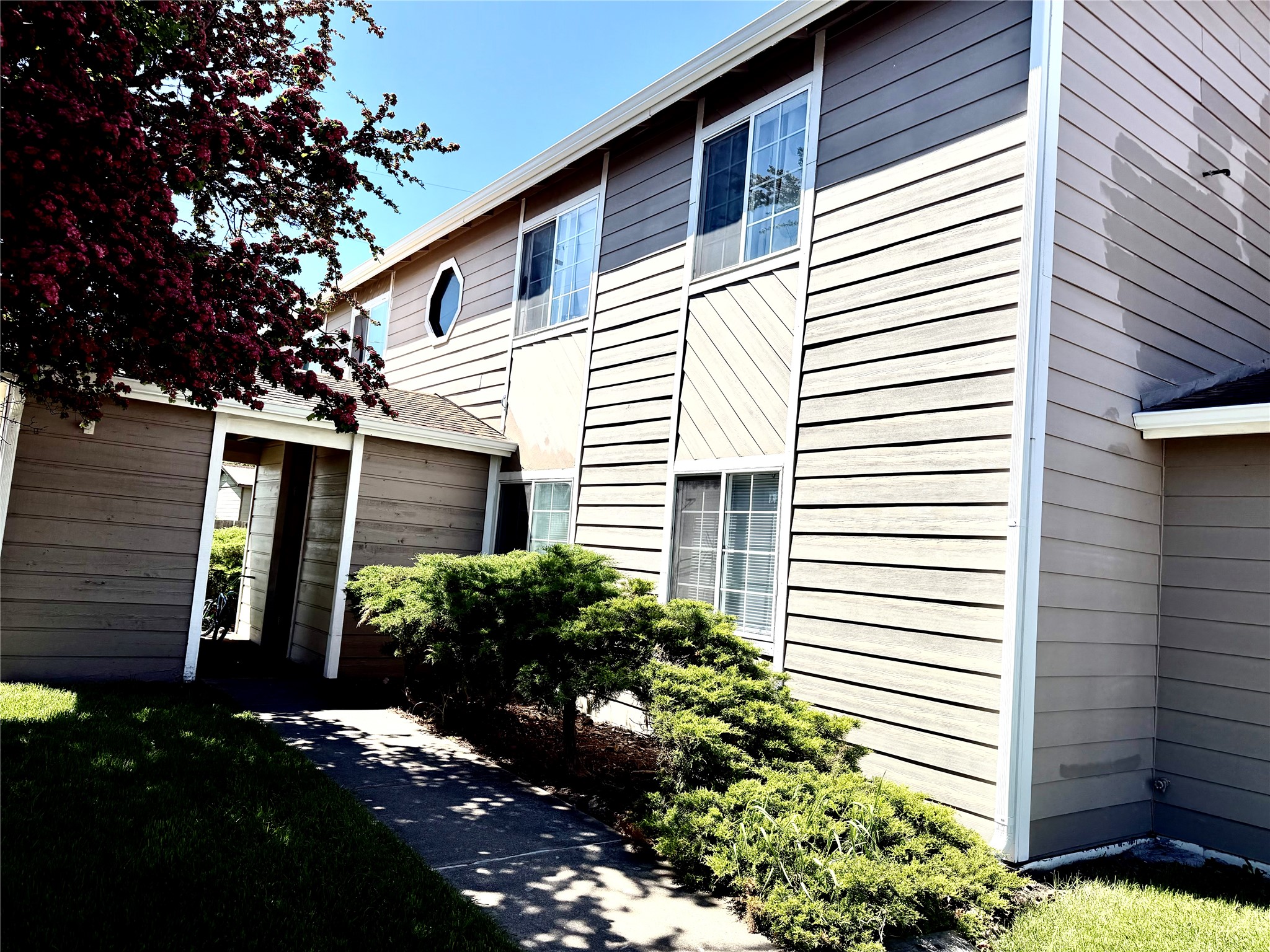 Photo 1 of 13 — 1704 1st Avenue W, Kalispell, MT 59901
