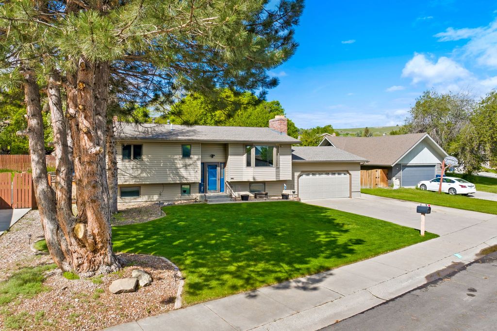 Photo of 2708 Dawn Drive, Great Falls, MT 59404 (MLS # 30069463)