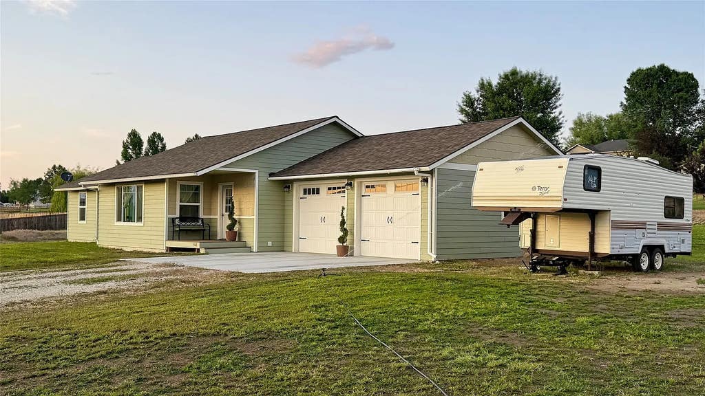 Photo of 668 Winding Creek Trail, Corvallis, MT 59828 (MLS # 30076330)