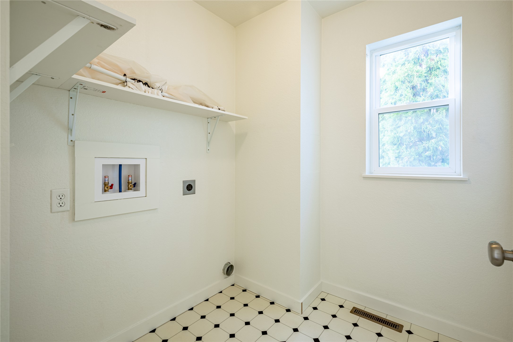 Missoula, Montana 59808, United States, 3 Bedrooms Bedrooms, ,2 BathroomsBathrooms,Residential,Active,213407