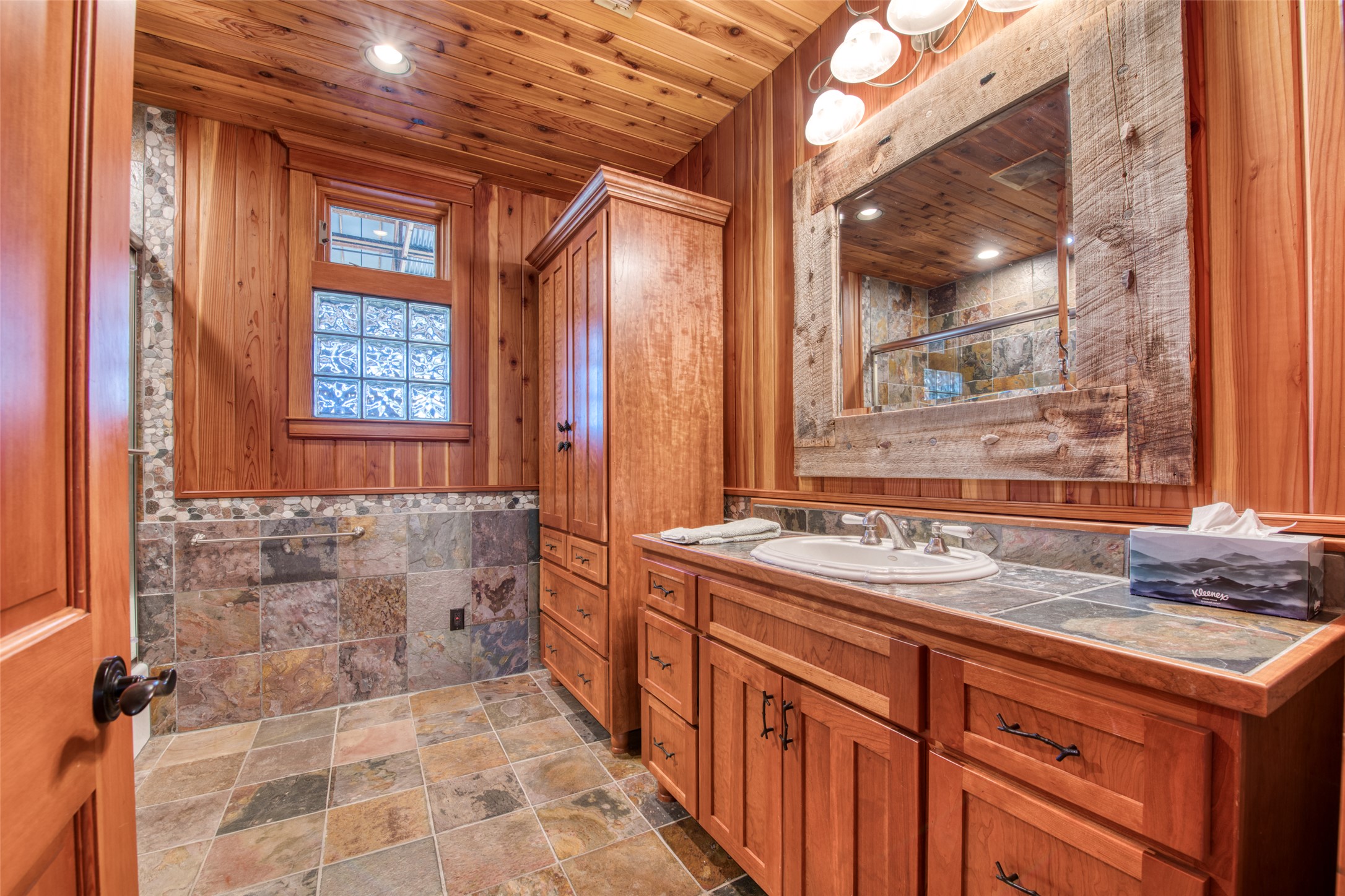 Stevensville, Montana 59870, United States, 2 Bedrooms Bedrooms, ,3 BathroomsBathrooms,Residential,Pending,35014