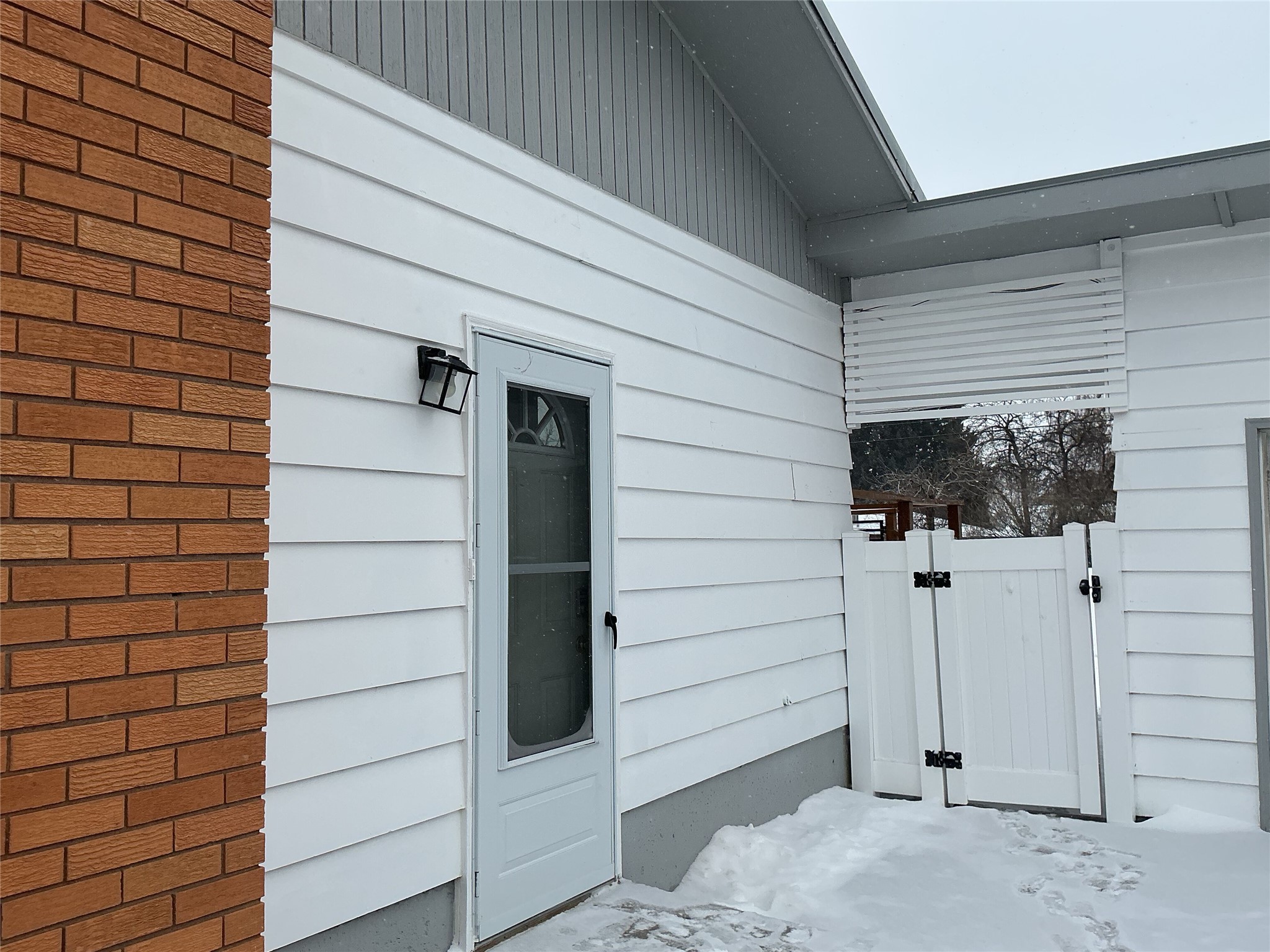 708 Riverview Drive E