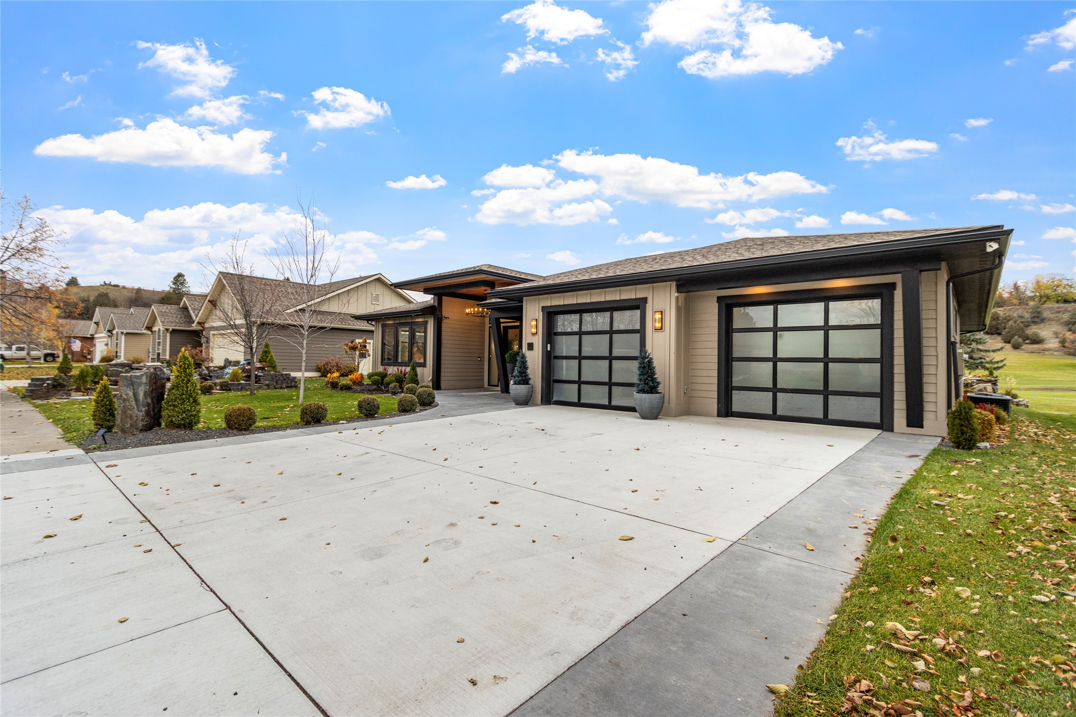 269 W Nicklaus Avenue