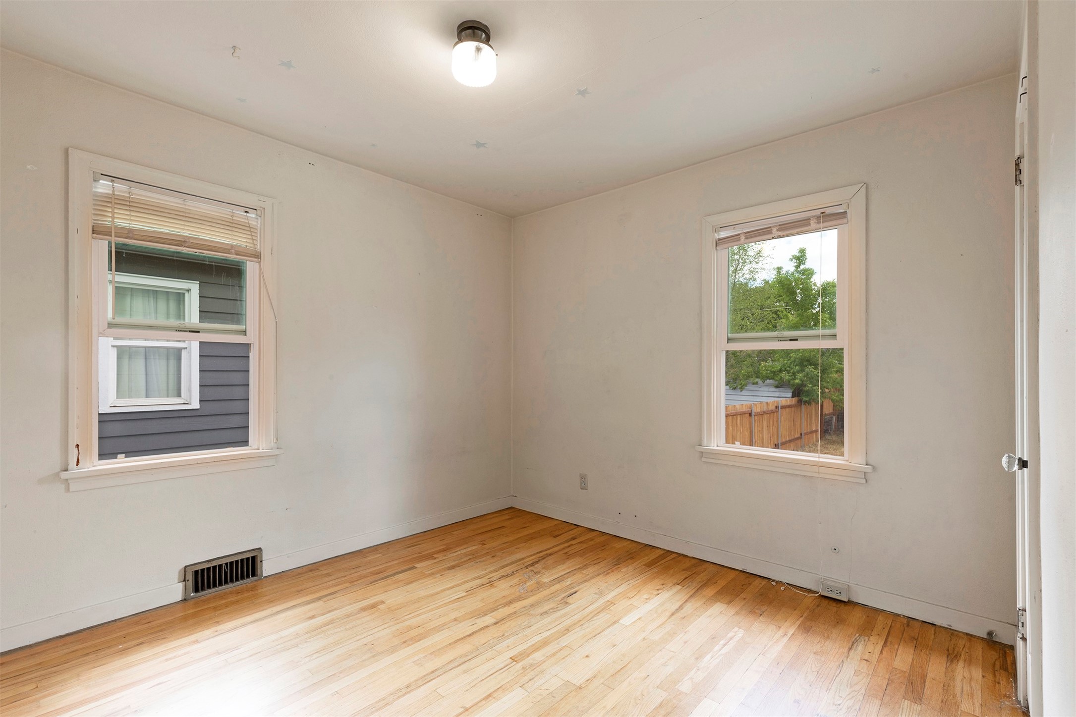 Missoula, Montana 59801, United States, 3 Bedrooms Bedrooms, ,2 BathroomsBathrooms,Residential,Pending,53123