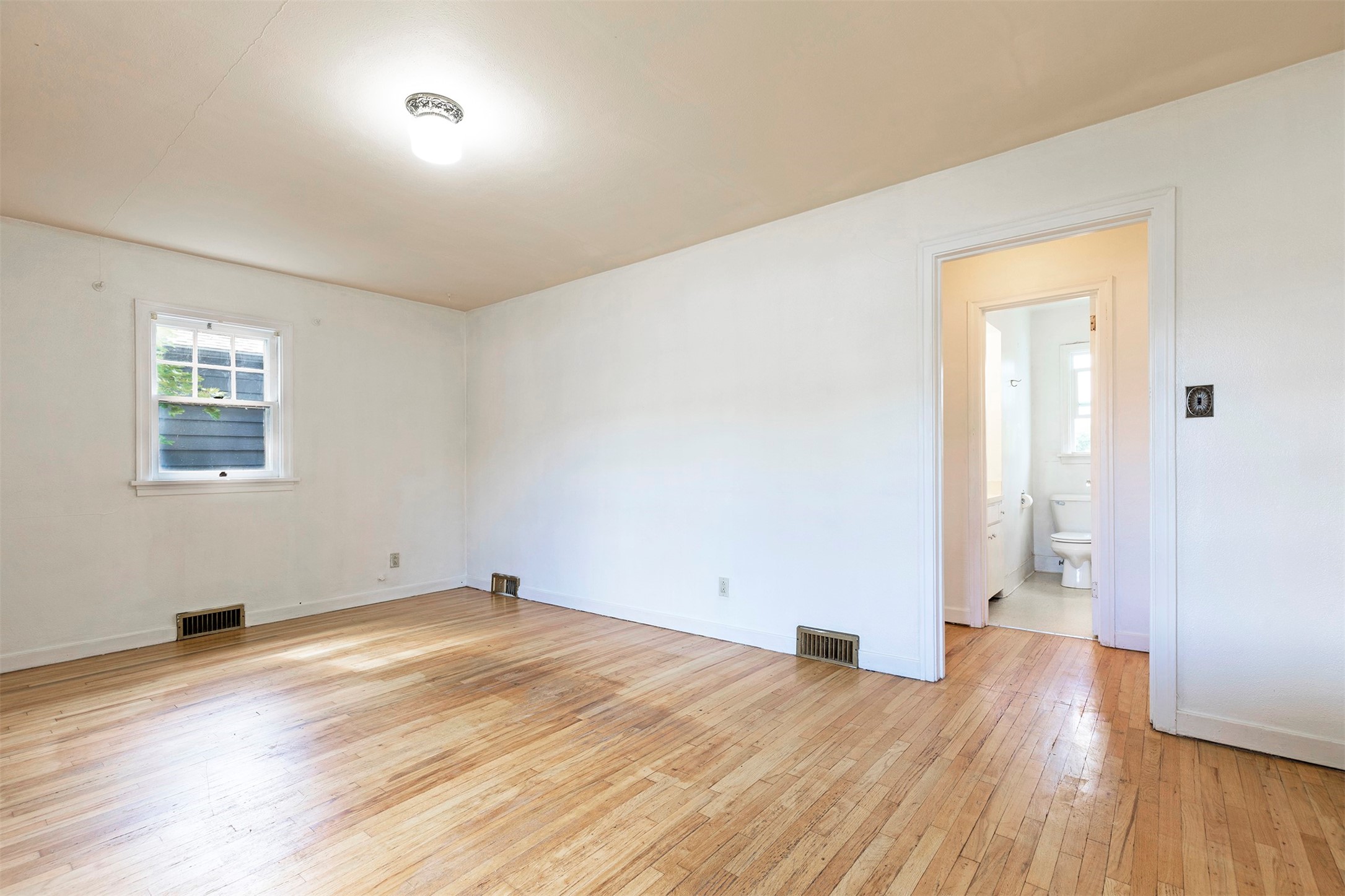 Missoula, Montana 59801, United States, 3 Bedrooms Bedrooms, ,2 BathroomsBathrooms,Residential,Pending,53123