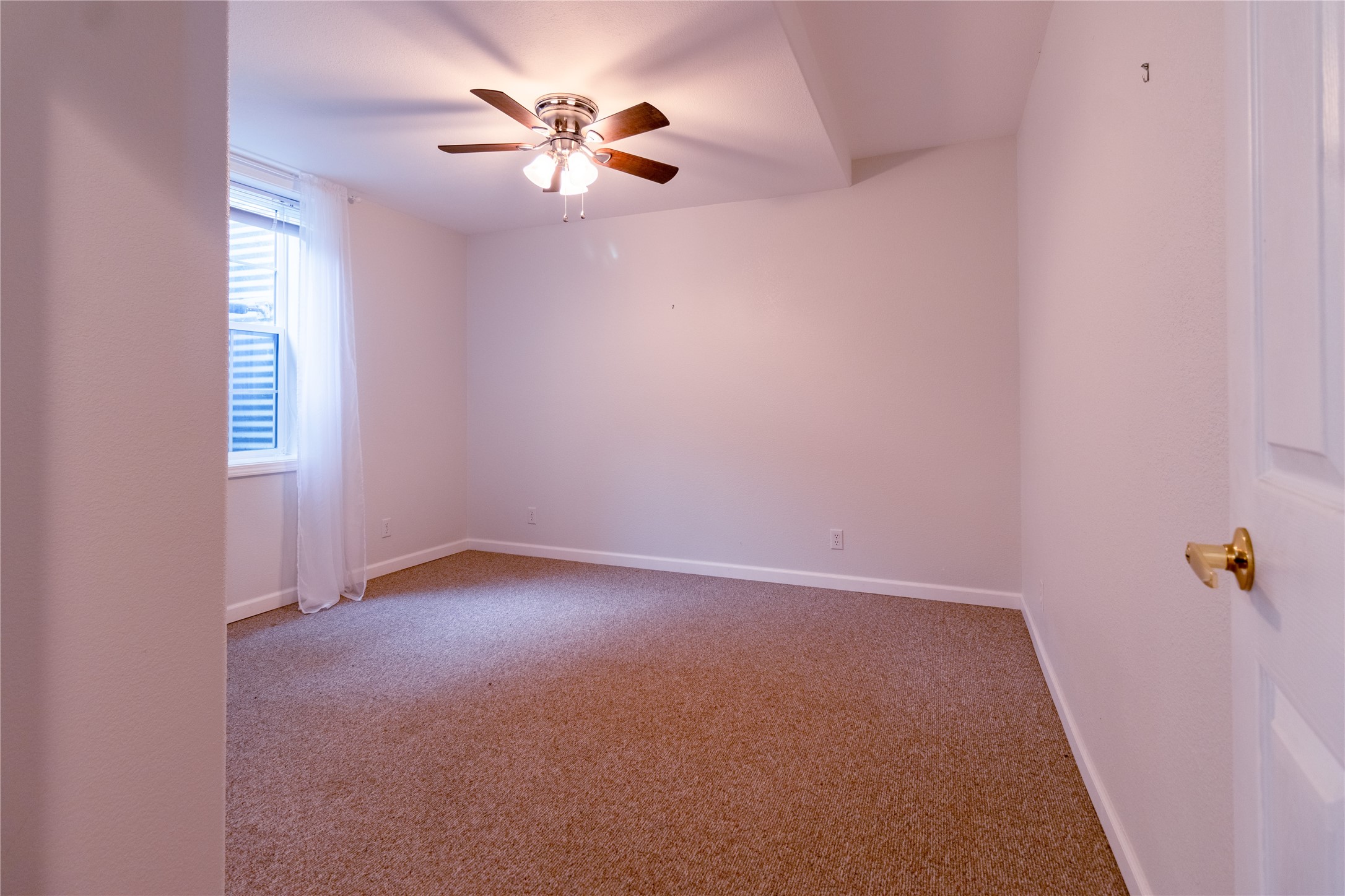 Polson, Montana 59860, United States, 4 Bedrooms Bedrooms, ,3 BathroomsBathrooms,Residential,Pending,49229