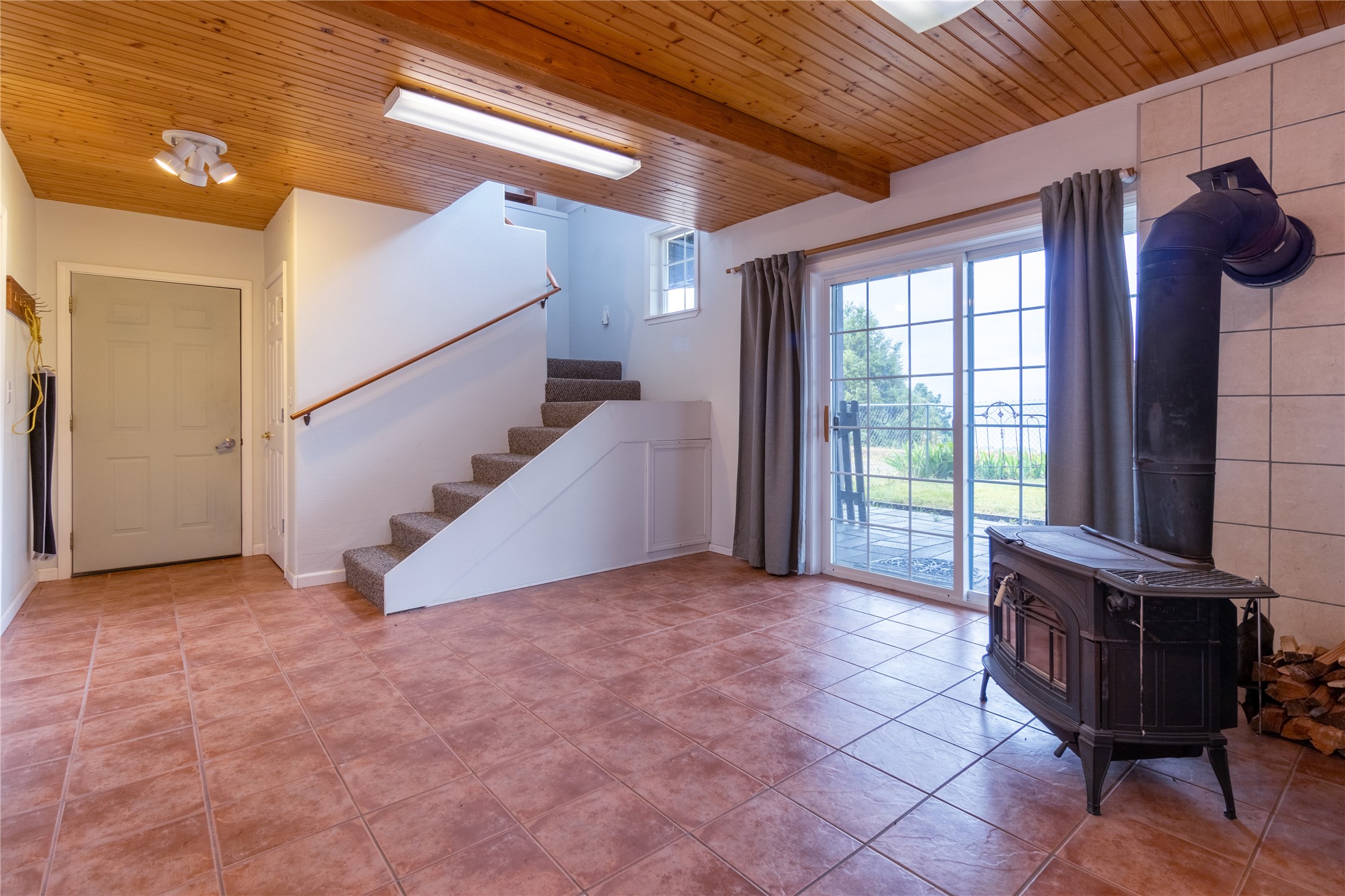 Polson, Montana 59860, United States, 4 Bedrooms Bedrooms, ,3 BathroomsBathrooms,Residential,Pending,49229