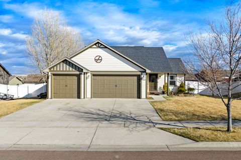 Photo of 1005 40th Avenue NE, Great Falls, MT 59404 (MLS # 30067442)