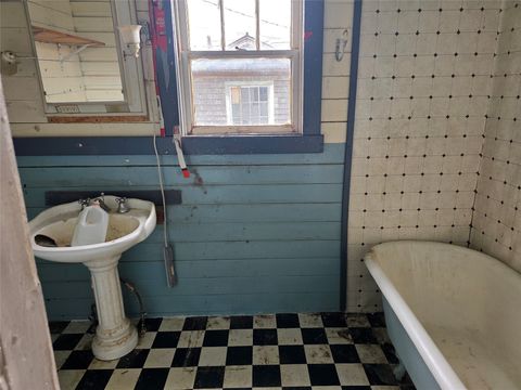 Tiny photo for 1111 E Commercial Avenue, Anaconda, MT 59711 (MLS # 30069586)